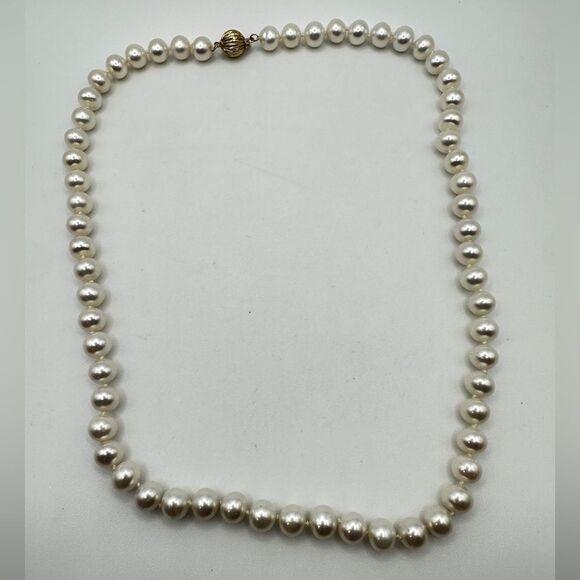 20" 14kt Yellow Gold Clasp and 8mm beautiful pearl necklace! - Picture 11 of 12